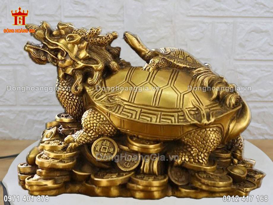 Pho tượng Long quy được đúc hoàn toàn từ nguyên liệu đồng vàng